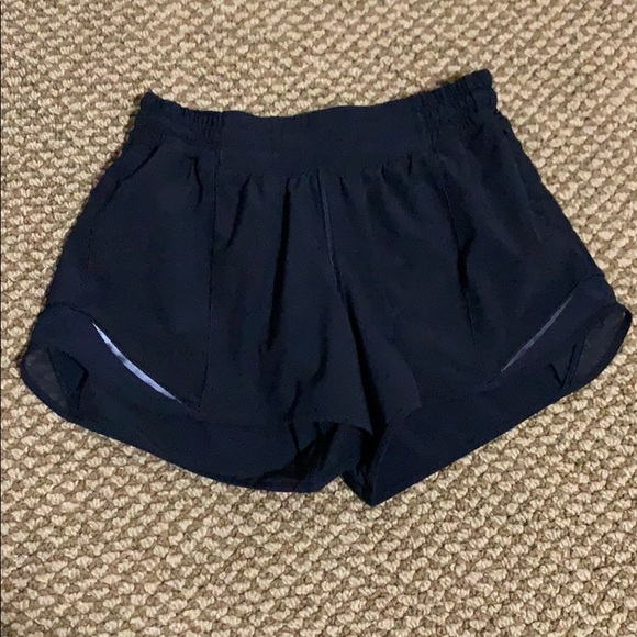 Lululemon Black Tracker Shorts Sz 6 - Picture 1 of 1